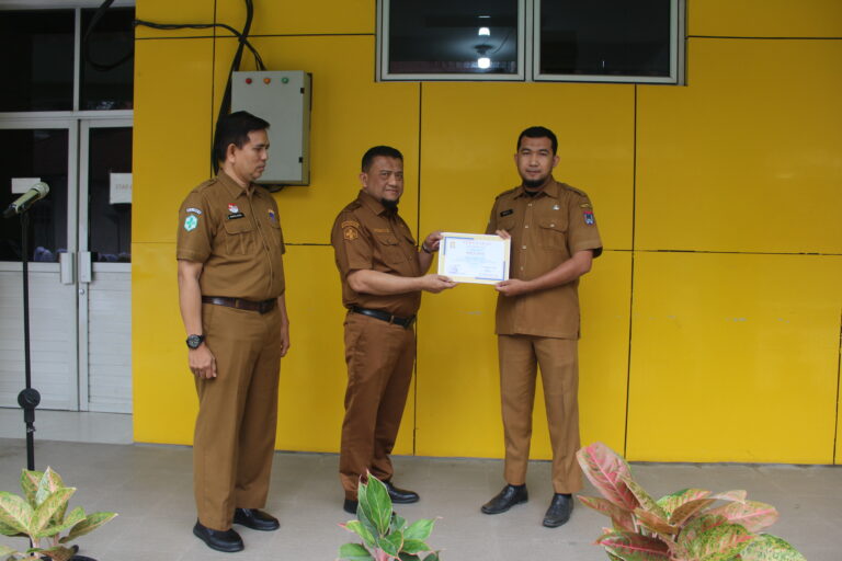 RSUD dr. Adnaan WD Berikan Penghargaan kepada Tim IT atas Inovasi Digital GOSreport
